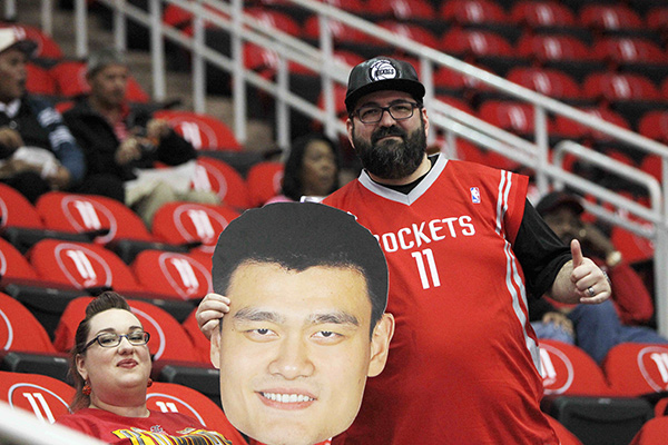 清晨体能课后；芝加哥公牛内部沟通备战欧篮联；管理层满意；团队化学反应显著的简单介绍